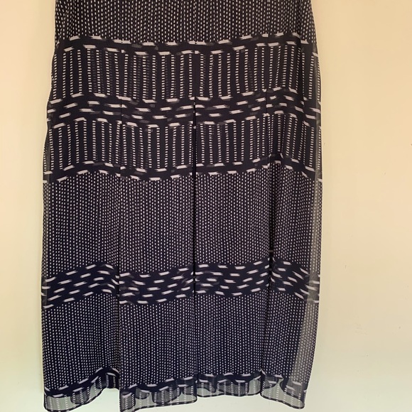 Classic Black & white sheer viscose pleaded skirt just below the knee US 10 - 12 - Picture 2 of 15